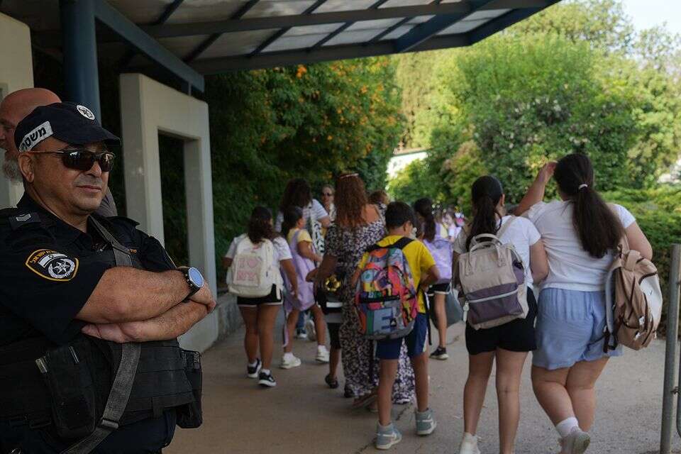 שוטרים בכניסה לבית ספר , משטרת ישראל