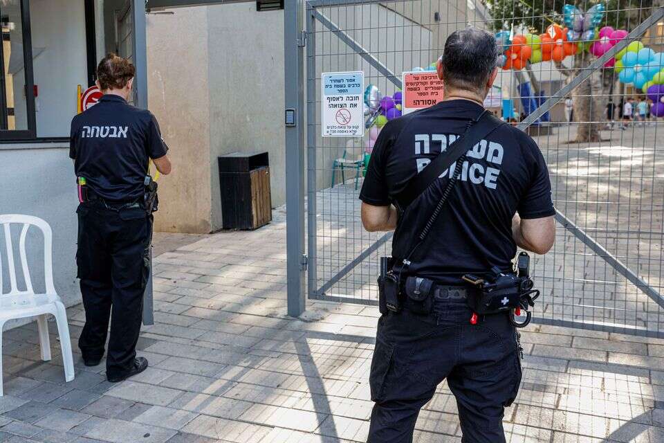כמה מעגלים של היערכות. שוטרים בבית ספר בפתיחת שנת הלימודים הקודמת , יהושע יוסף