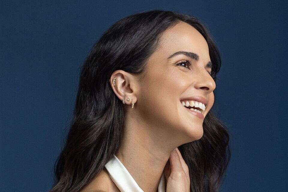 "אני תמיד מחזיקה תפילה בארנק". שני אטיאס , אבישג שאר-ישוב; איפור: ורד בדוסה רוטרו