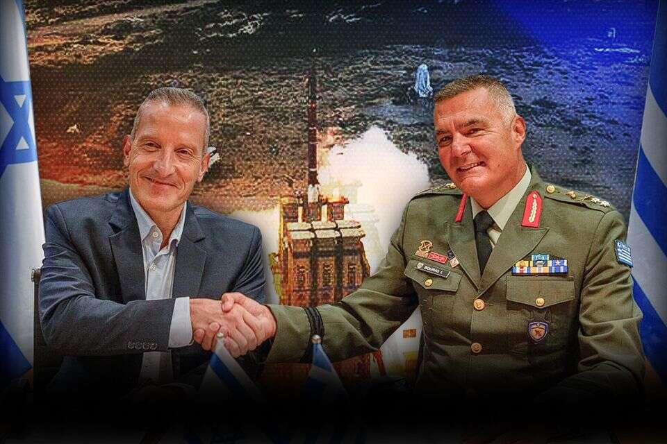 מנכ"ל משרד הביטחון אמיר ברעם עם מנהל הרכש של צבא יוון , דובר צה"ל