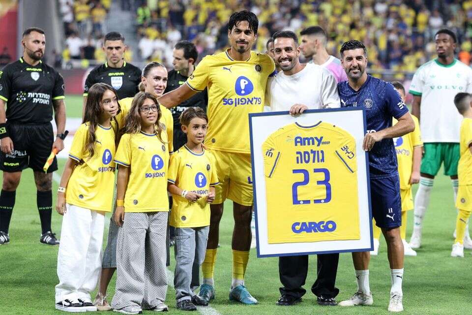 אבי ריקן ודור פרץ עם אייל גולסה ומשפחתו בטקס הפרישה בבלומפילד , אלן שיבר