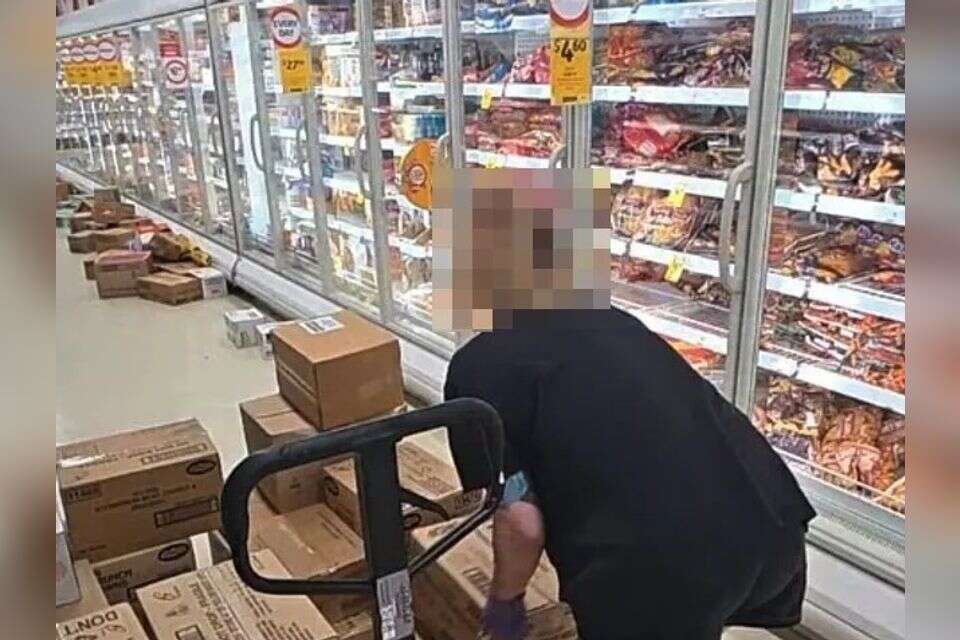 קיימה יחסי מין במקפיא של הסופר - ותיעדה , השימוש נעשה לפי סעיף 27א'