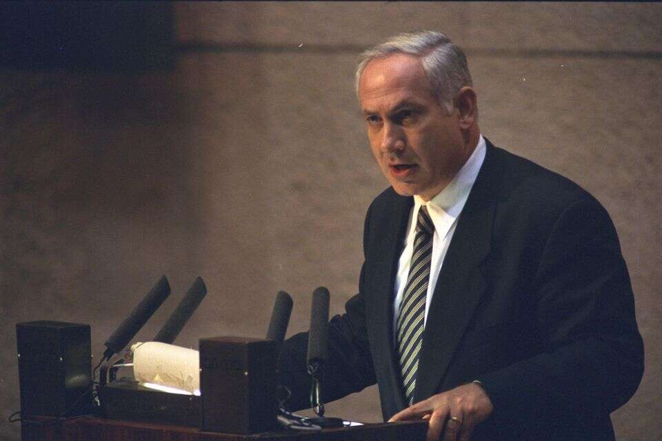 רוקד בשתי חתונות. ראש הממשלה בנימין נתניהו נואם מעל בימת הכנסת לאחר הצגת ממשלתו, 1996 , אבי אוחיון/לע"מ