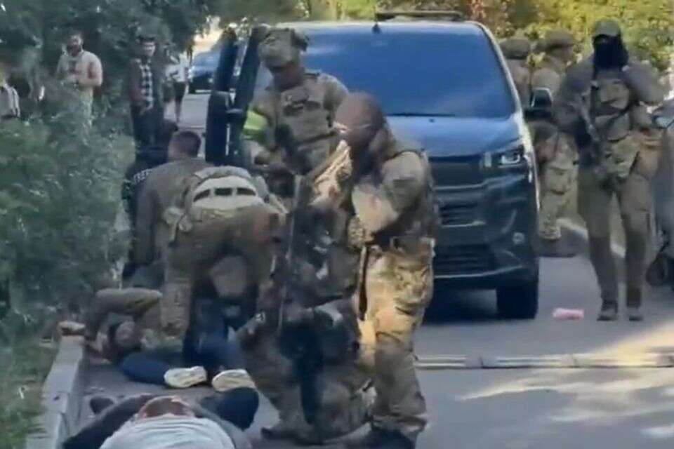 מעצר אנשי שירות המודיעין הצבאי של אוקראיני על ידי אנשי שירות הביטחון , ללא