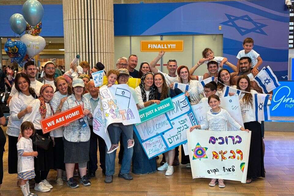 בני הזוג פנצר עם בני משפחתם בנתב"ג , נפש בנפש