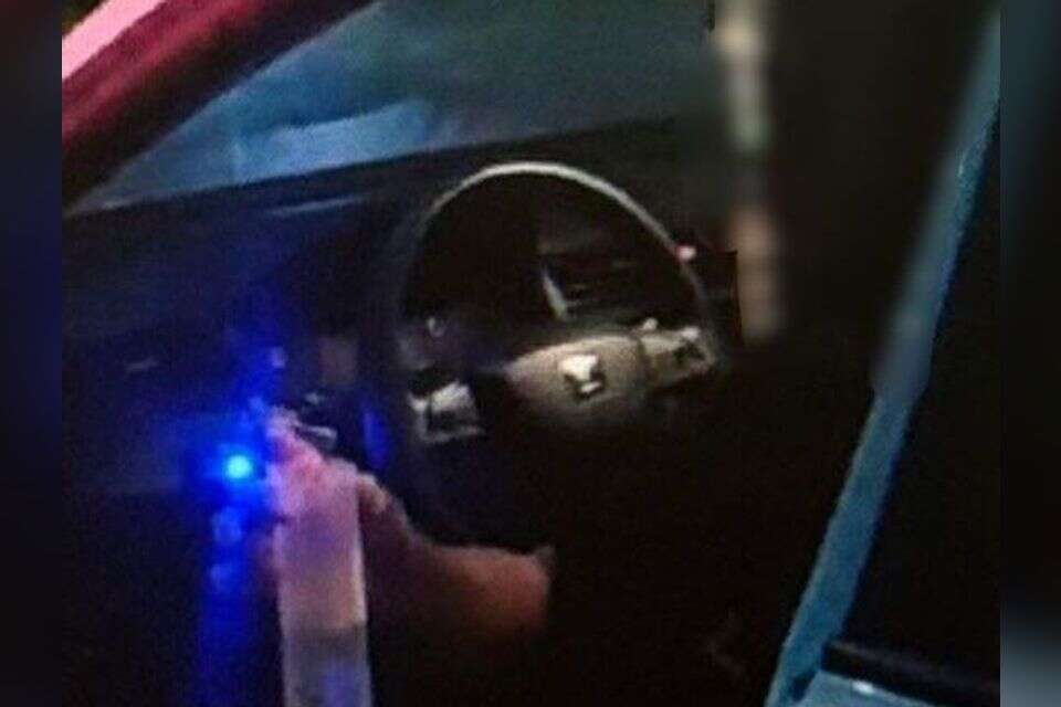 הנהג החשוד מחזיק כוס עם משקה אלכוהולי , דוברות המשטרה