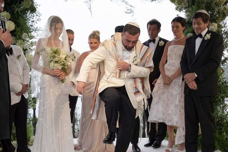 עומר אדם שובר את הכוס בחתונה בפורטופינו , מתוך עמוד האינסטגרם של עומר אדם