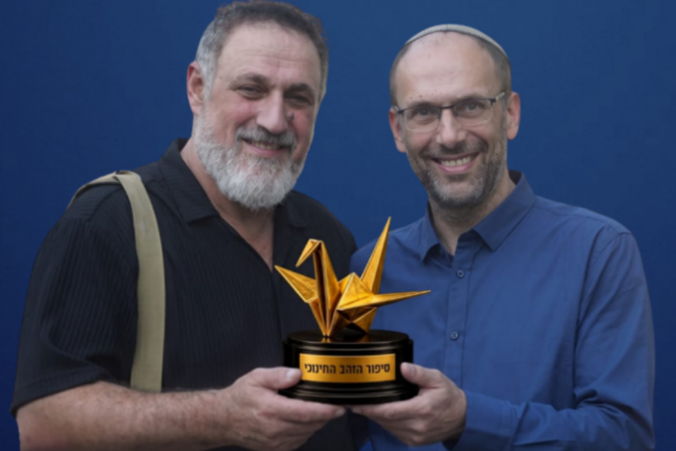 [צביקה טרוסט מוביל מיזם סיפורי הזהות החינוכיים של ישראל עם גולן אזולאי] , 