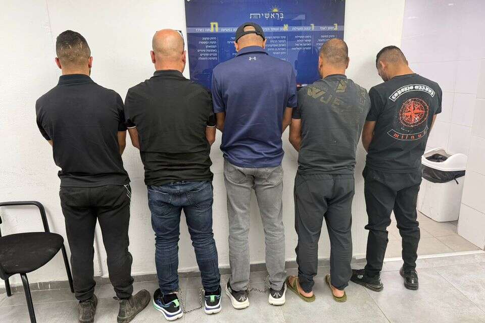 החשודים בכליאת תושב חורה בחנות , דוברות המשטרה