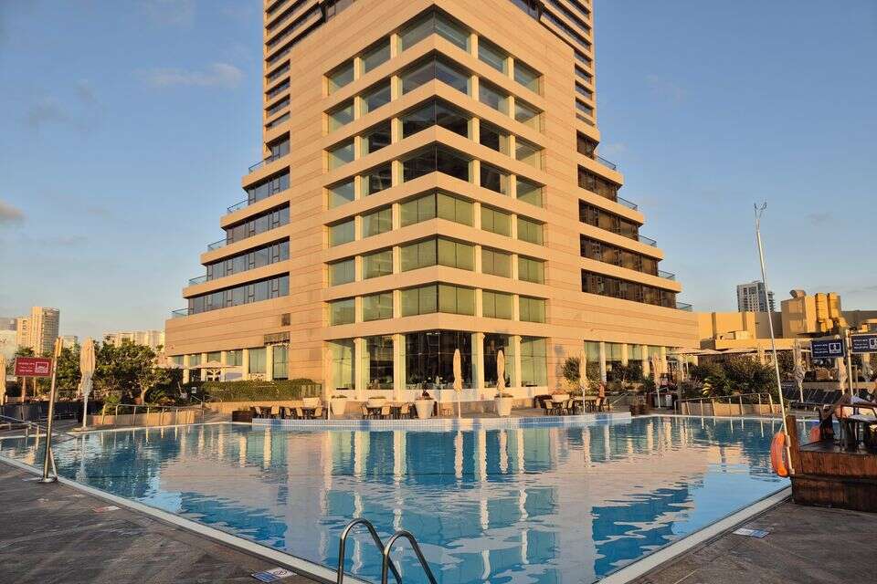 בריכה גדולה מול הים והטיילת. דיוויד אינטרקונטיננטל תל אביב , סהר אברהמי