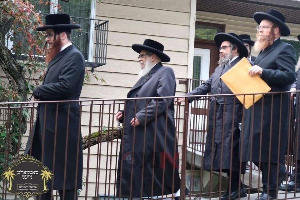 האדמור מסאטמר קרית יואל יצא מביתו עם מעטפה חומה , .