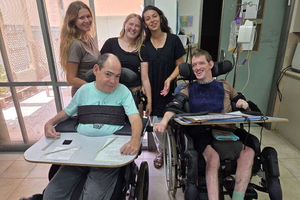 בנות השירות עם חניכי "בית נועם" , האגודה להתנדבות