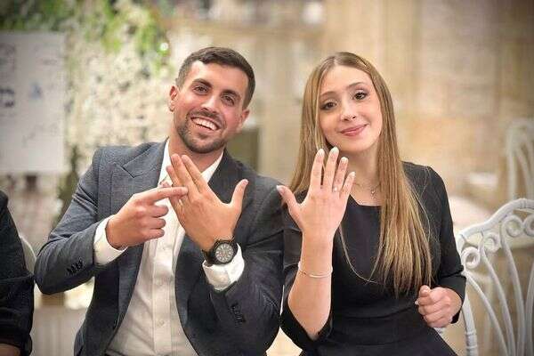 זה לא כמו שזה נראה. אסתר קנוחן מ"ווארט" ובעלה אריאל ג'יאן , אינסטגרם