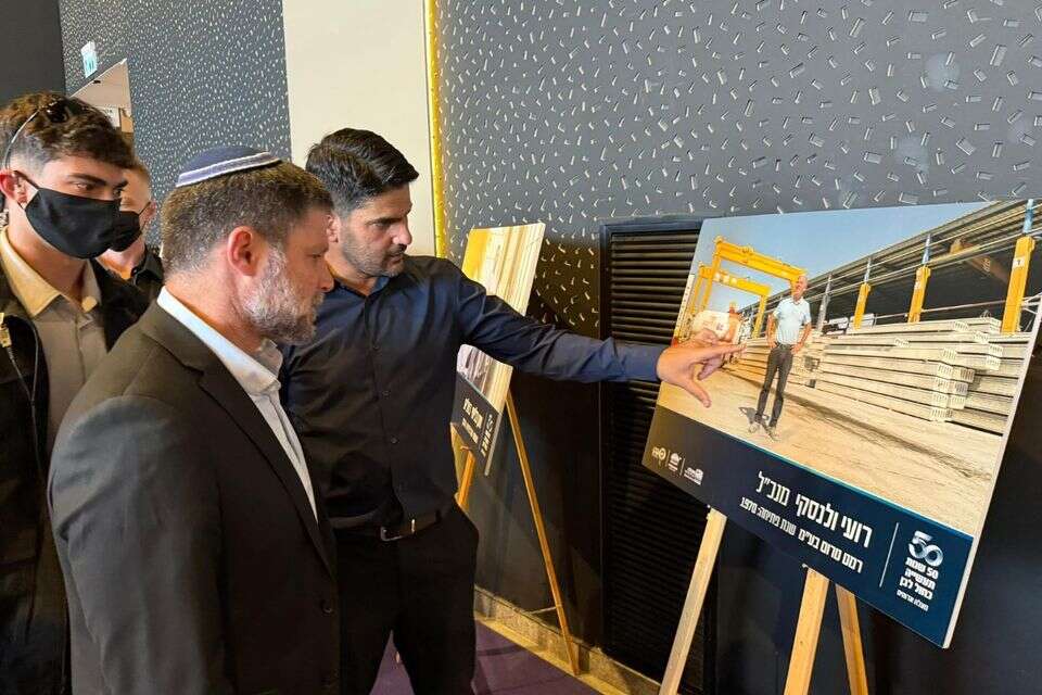 הודיע על תגובה מדינית משמעותית לסנקציות על תוצרת ישראלית. סמוטריץ' באירוע התעשיינים , ללא