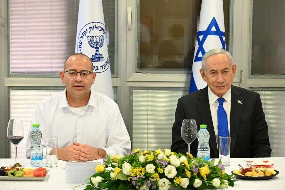 נתניהו עם גופמן בהרמת הכוסית במטה המוסד , חיים צח/ לע"מ