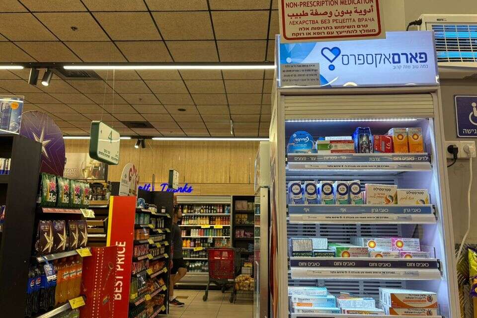 עמדה למכירת תרופות באחד הסניפים של קרפור , היאלי יעקבי-הנדלסמן