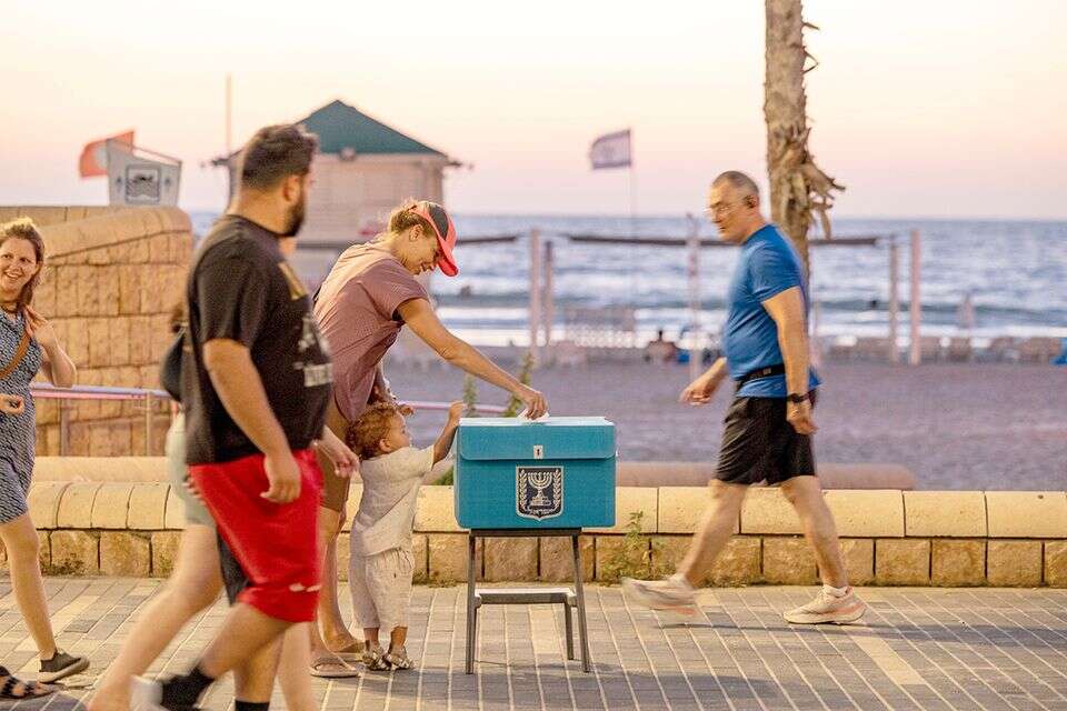 שוויון בצמרת. הקלפי בטיילת ראשל"צ , נעמה שטרן