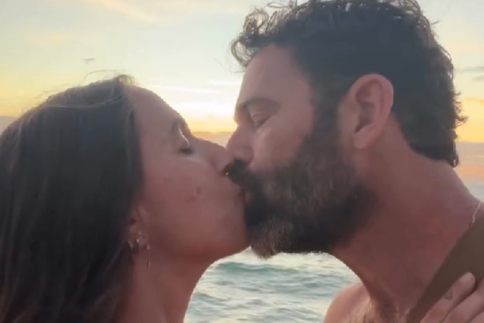 עומר מילר מתנשק עם אשתו עם הילדים ברקע ,