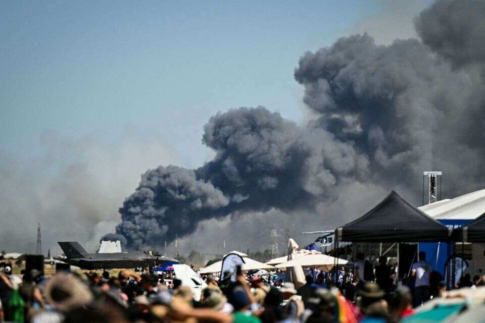 מטוס קרב עלה באש מול אלפי צופים , AFP
