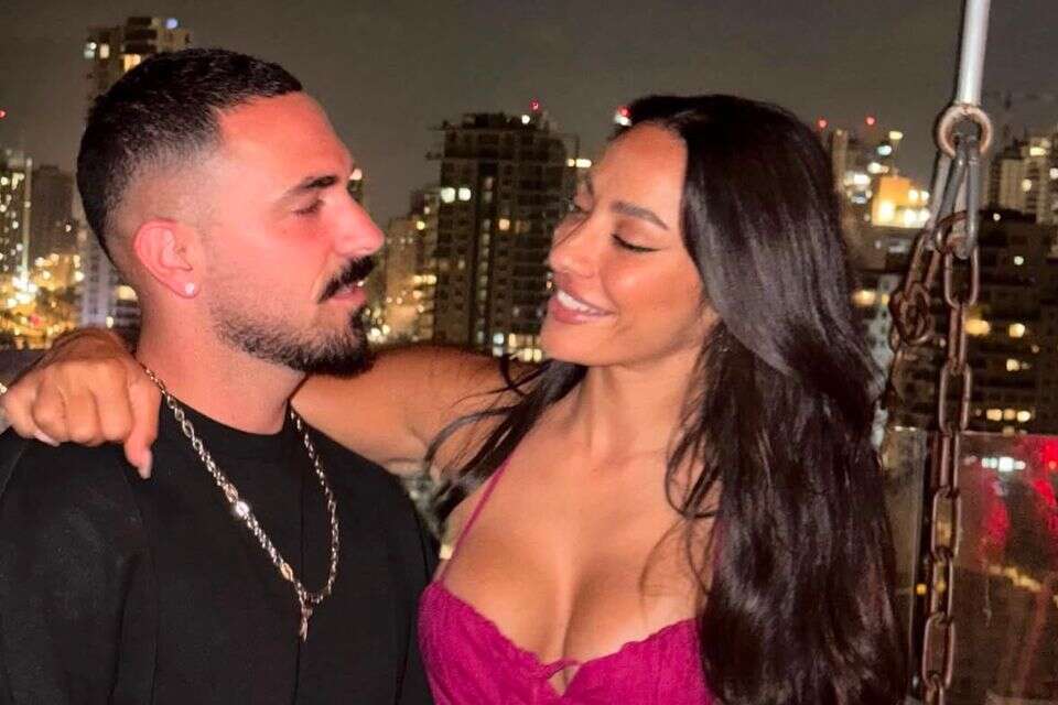 עזבה אותו במפתיע באמצע ארוחה משפחתית. יובל לוי ובת זוגו שני אדרי , אינסטגרם