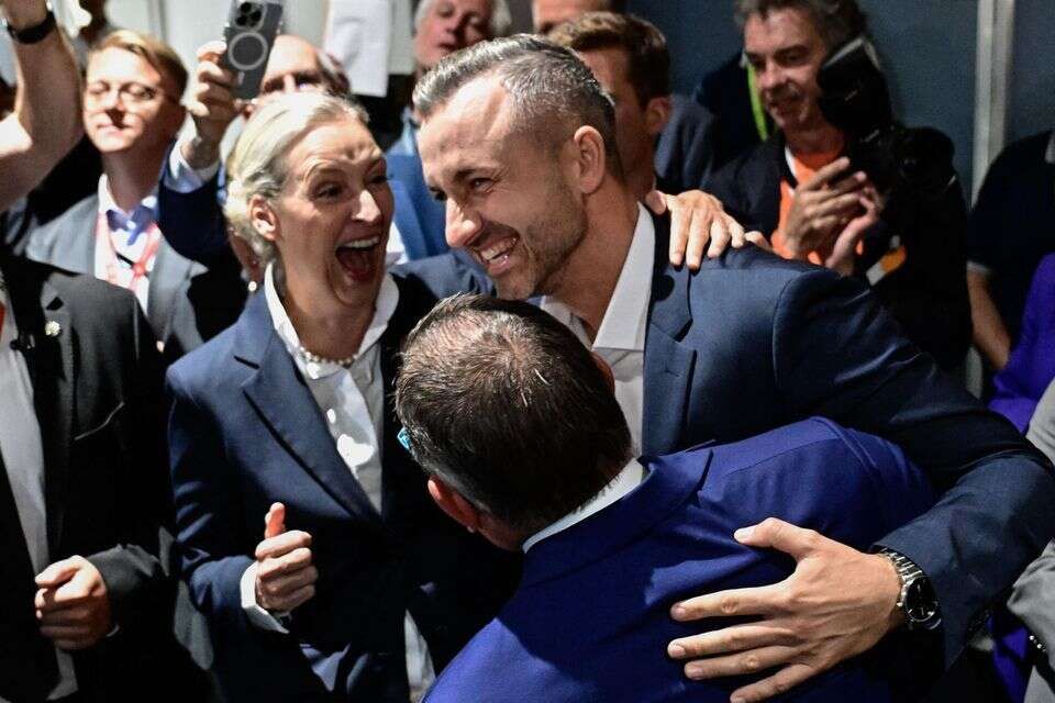 במרכז: אורליך זיגמונד, מועמד המפלגה לראש הממשלה המקומי ואליס ויידל מנהיגת המפלגה ברמה הארצית , AFP