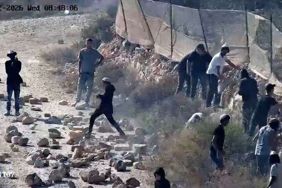 פורעים יהודים מיידים אבנים לעבר פלסטינים בקוסרה , לפי סעיך 27א בחוק לזכויות יוצרים