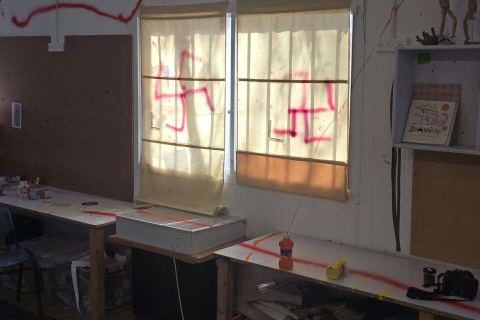 צלבי קרס על חלונות הכיתה בפרדס חנה , מועצה מקומית פרדס חנה