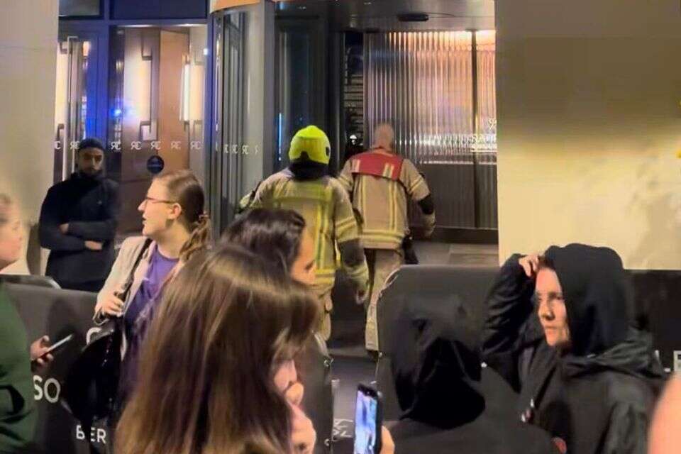 השחקניות מחוץ למלון, מכבי האש נכנסים פנימה ,