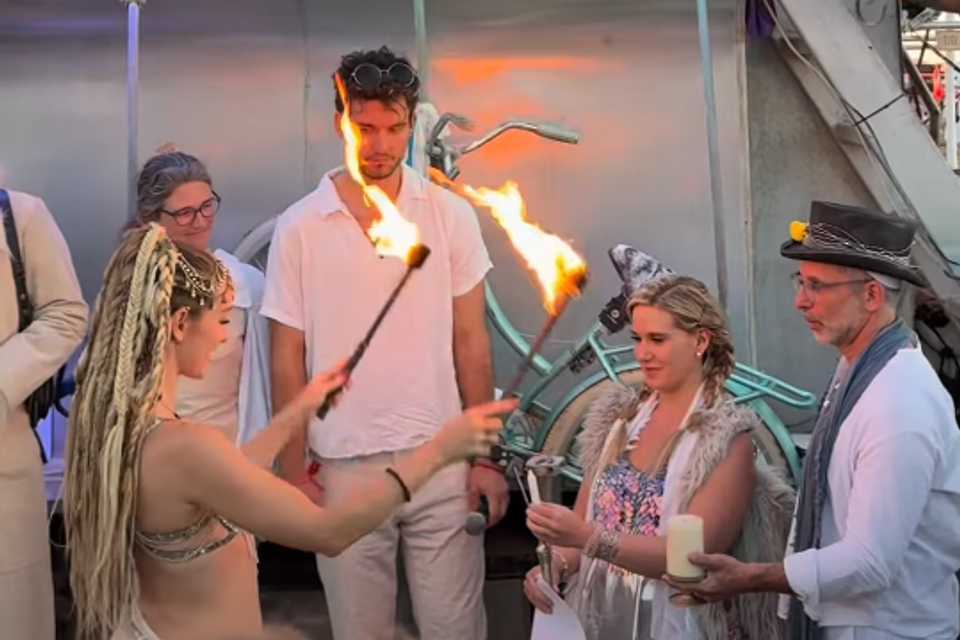 הדקלת נרות בברנינג מן , מתוך אינסטגרם eliwinning