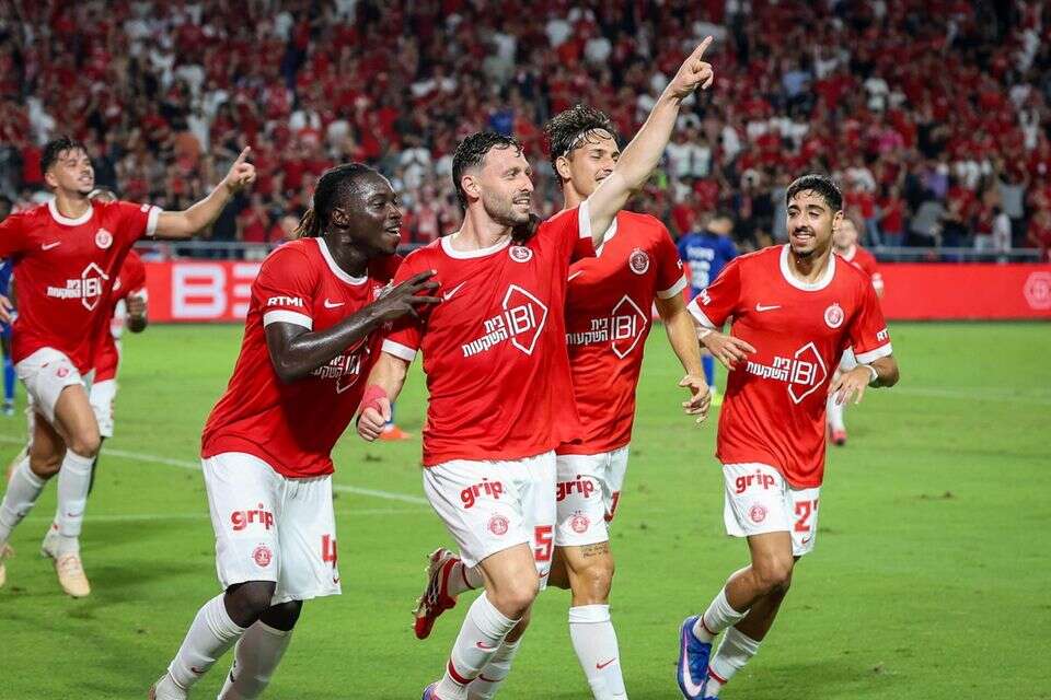 שחקני הפועל תל אביב חוגגים , קובי אליהו