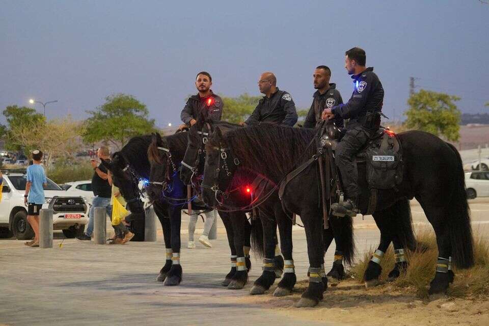 יחידת הפרשים של המשטרה מחוץ לאצטדיון טרנר בב"ש , דוברות המשטרה