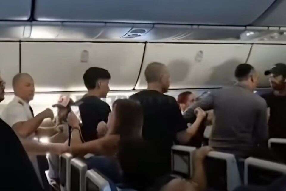 אחרי שעות של עיכוב - ריב על מושב גרם לעיכוב נוסף בטיסה , זירת החדשות