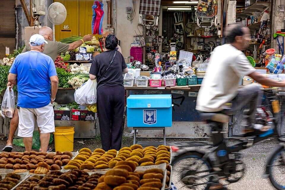 לבדוק את היחס בין המדינה לקהילותיה. קלפי בשוק הכרמל , נעמה שטרן