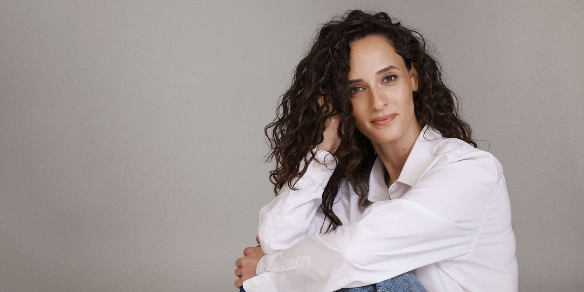 "לפני יומיים מישהו אמר לי, 'יאללה, תבני חיים חדשים!' ככה עם היאללה הזה. לא יודעת אם אני אבנה חיים חדשים, אבל אם כן, זו תהיה עוד קומה". מיכל זמורה , טל עבודי, איפור ועיצוב שיער: שירן פארן, סטיילינג: בר פרידמן; מכנסיים: cos