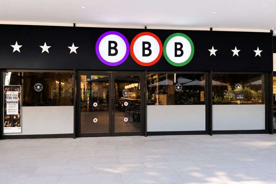 סניף הדגל המשופץ של BBB , לי גולדשטיין