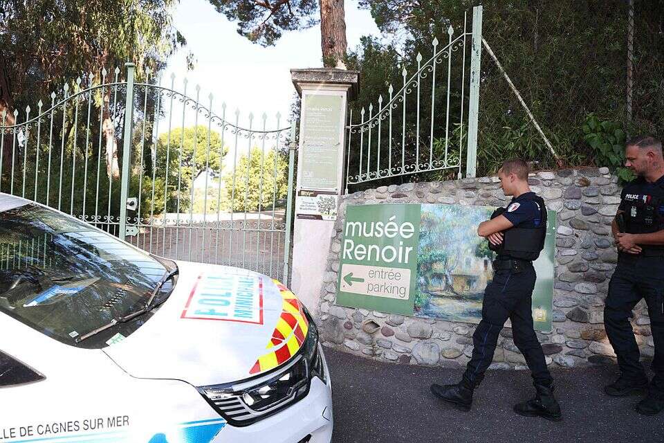שוטרים סמוך לזירת השוד בעיר קאן , איי.אף.פי