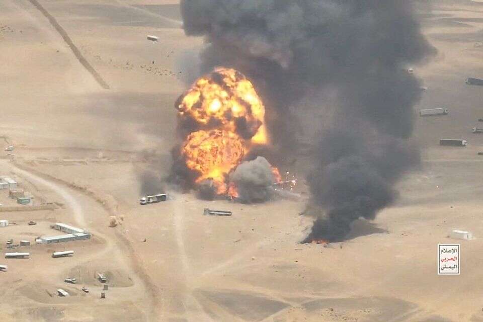 מתקפת טילים חות'ית על בססי של הצבא התימני , רויטרס