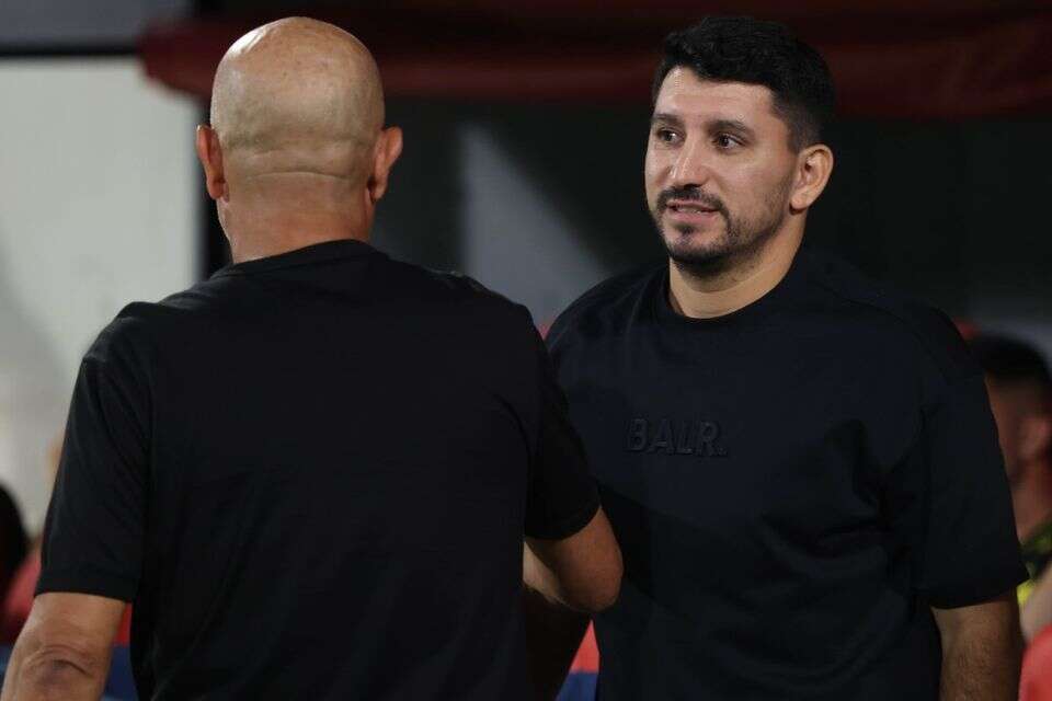אלמוג כהן לוחץ יד ליוסי אבוקסיס , דני מרון