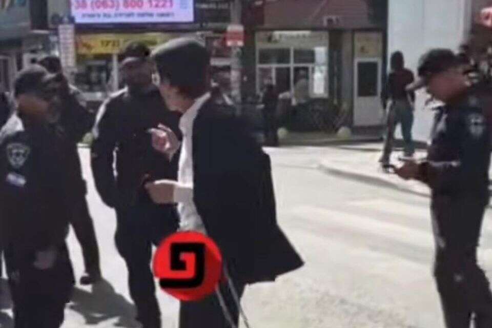 הצעיר החרדי עם השוטרים באומן , הפרגוד