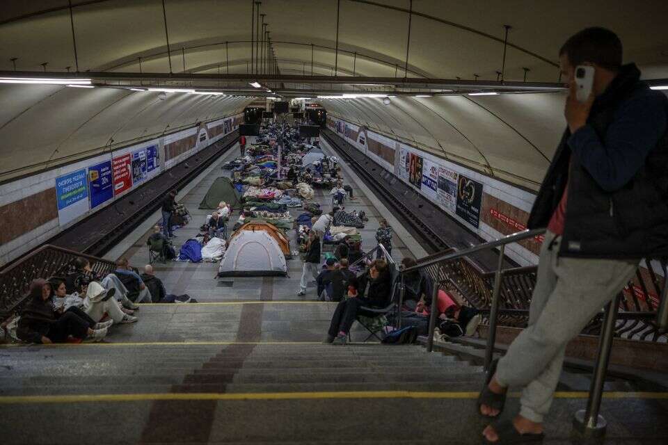 אזרחים אוקראיניים בתחנת מטרו, במהלך מתקפת כטב"מים רוסית בקייב, על רקע המלחמה באוקראינה , רויטרס