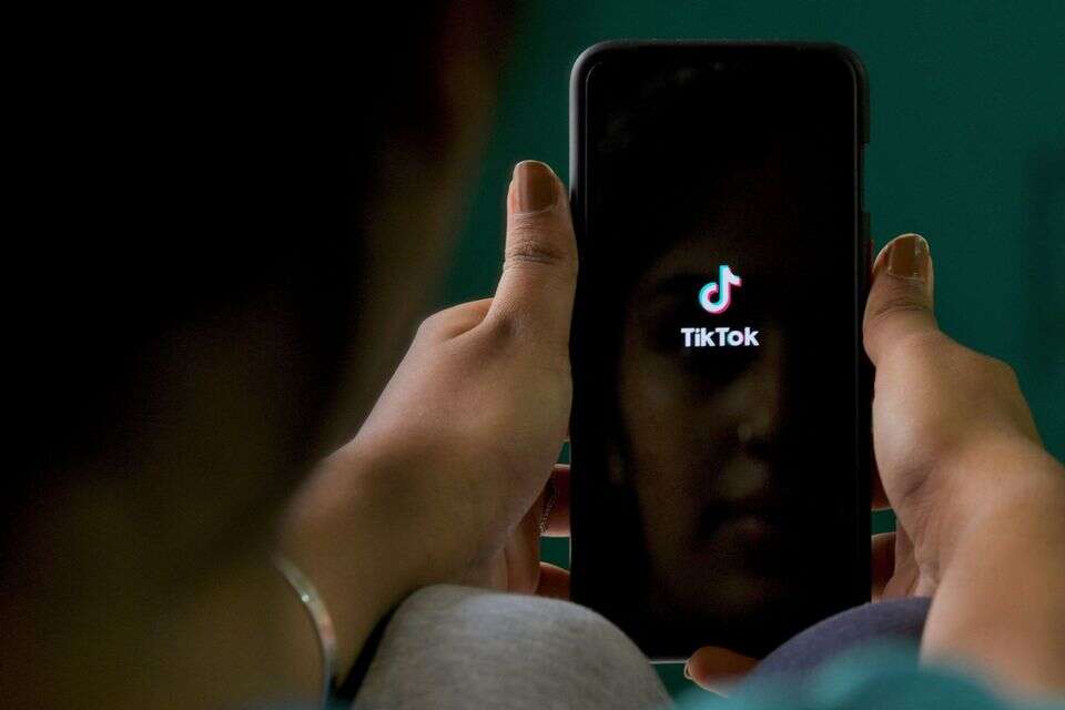 (FILES) An Indian mobile user browses through the Chinese owned video-sharing 'Tik Tok' app on a smartphone in Bangalore on June 30, 2020. Choreographer Sahil Kumar found fame showcasing folk dances on TikTok, but his profile has been dormant since the video he posted four years ago supporting India's decision to ban the platform. The world's most populous country foreshadows what the social media landscape could look like in the United States next year, should a move to block local access to the Chinese-owned short video app proceed. (Photo by Manjunath KIRAN / AFP) *** Local Caption *** 24.05.24
13.08.25 , Manjunath KIRAN / AFP