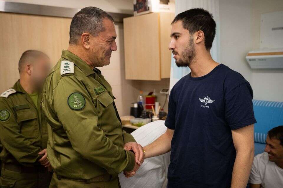זמיר ואחד הפצועים במחלקת השיקום בתל השומר , דובר צה"ל