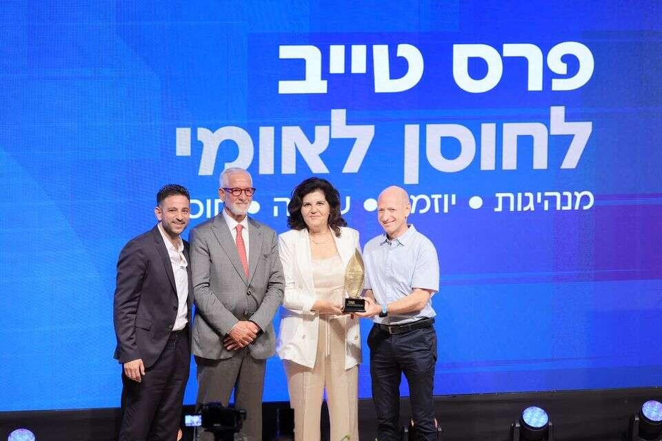 מימין לשמאל: תומר רבינוביץ מנכ״ל דף חדש, יו״ר דף חדש חגית בכור,
נשיא קרן טייב חיים טייב ותום פרוחי מנכ״ל קרן טייב , עוז שכטר, תדמית