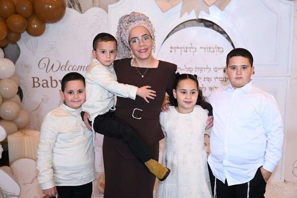 אתי עזרי-לוי וארבעת ילדיה: אלרואי, הודיה, נהוראי והראל , אלבום משפחתי