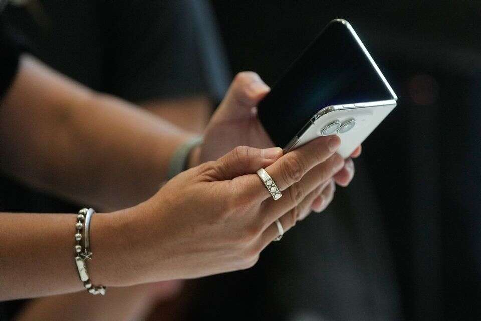 אפל שוברת את הכלים: הכירו את iPhone Duo – האייפון המתקפל הראשון , אי.פי