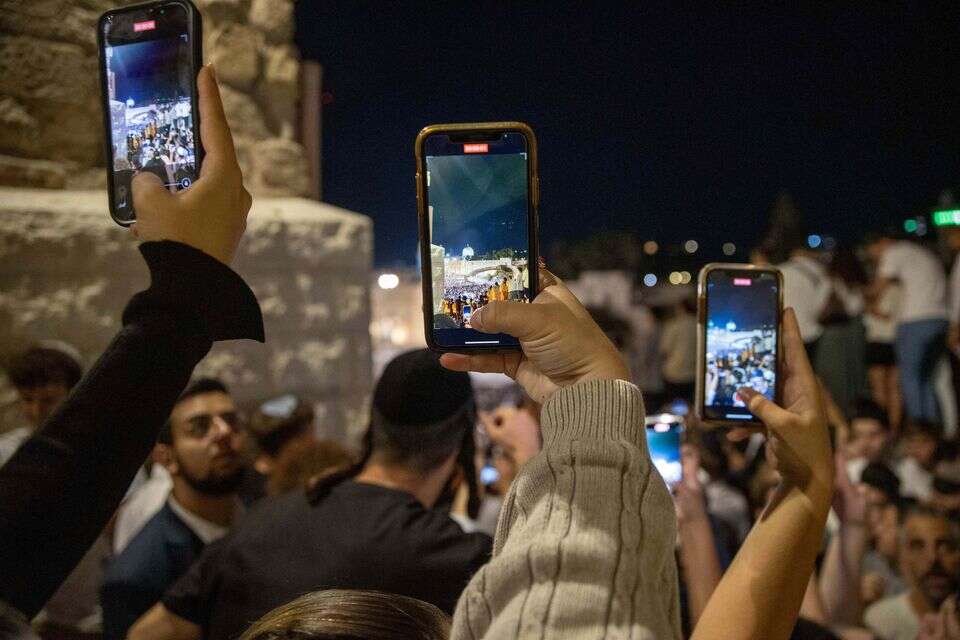 הזיכרון הדיגיטלי נצחי, וגם כתב האישום. ערב יום כיפור בכותל המערבי , אורן בן חקון