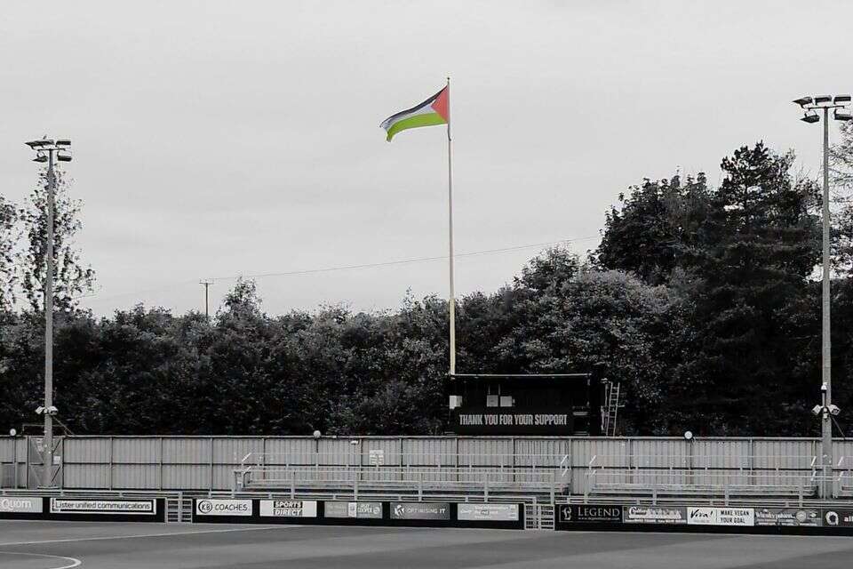 דגל אש"ף במגרש של פורסט גרין רוברס , Forest Green Rovers