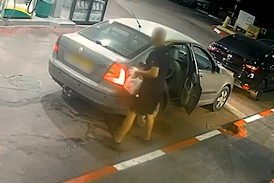 החשוד בתחנת הדלק ממלא ג'ריקנים לפני ההצתה , דוברות המשטרה