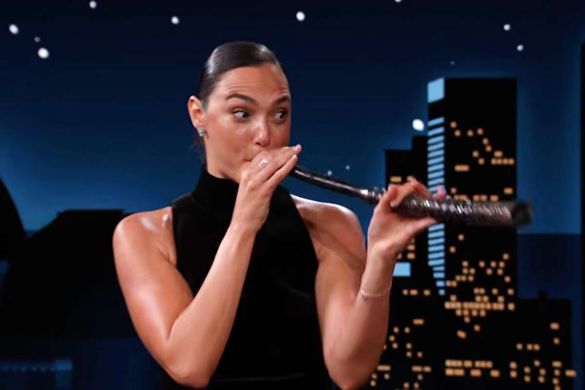 הצליח לה: גל גדות תקעה בשופר אצל ג'ימי קימל