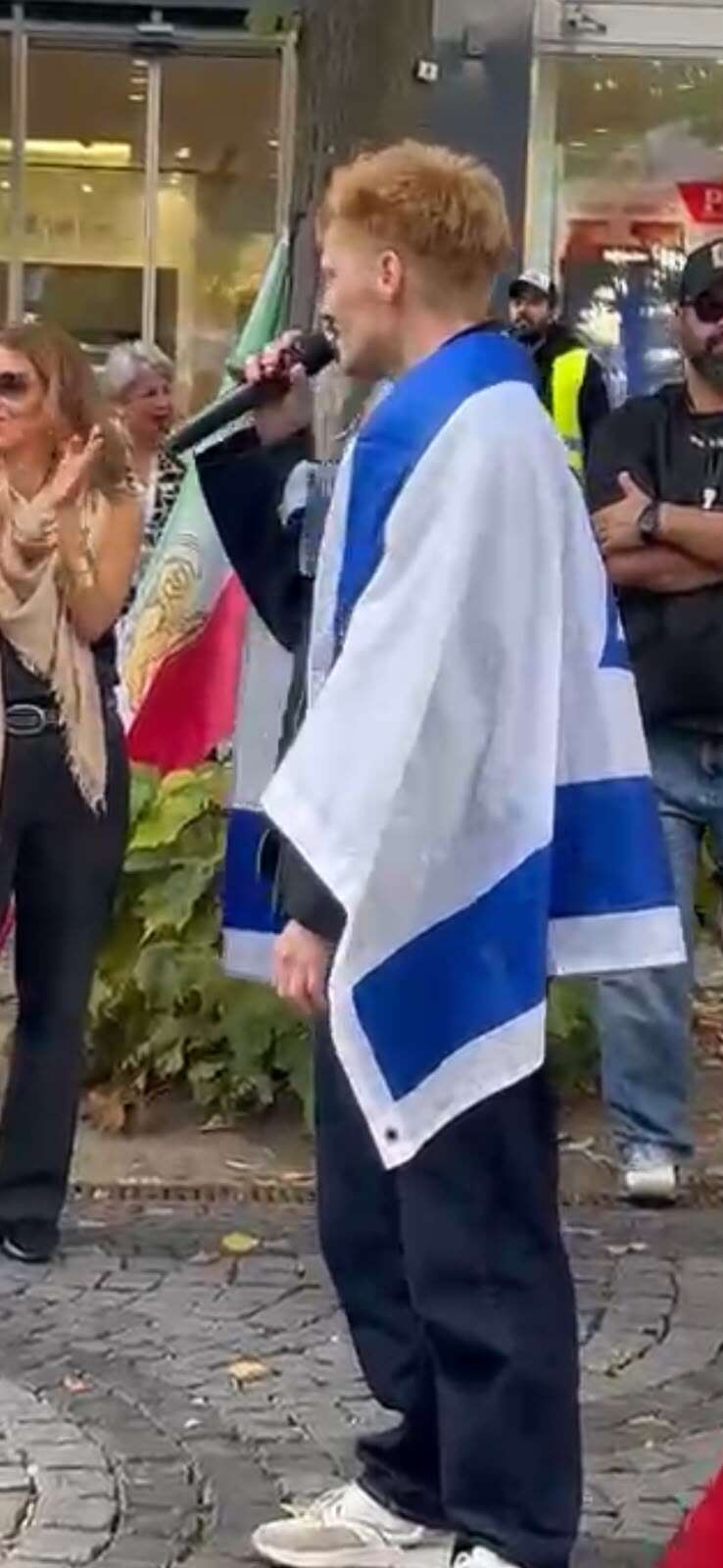 כשהוא עטוף בדגל ישראל ,